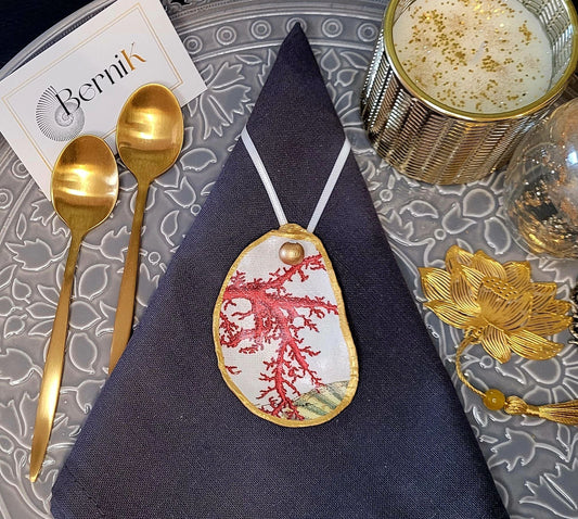 Ronds de serviette en coquilles d’huître avec motifs de corail rouge, parfaits pour une décoration de table marine et élégante