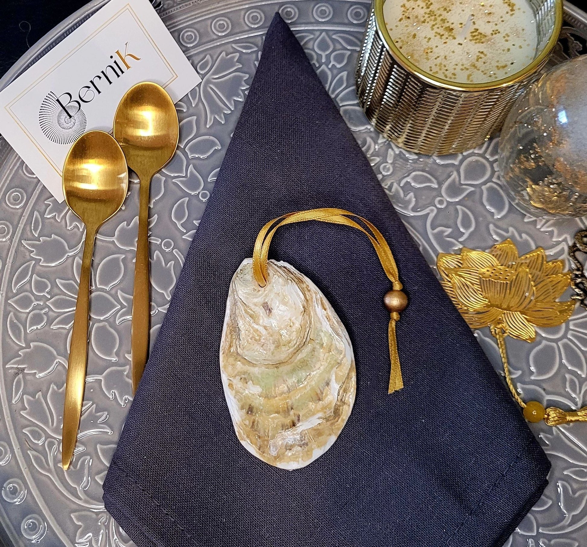 Décoration pour table estivale – Rond de serviette oiseaux bleus sur coquille.