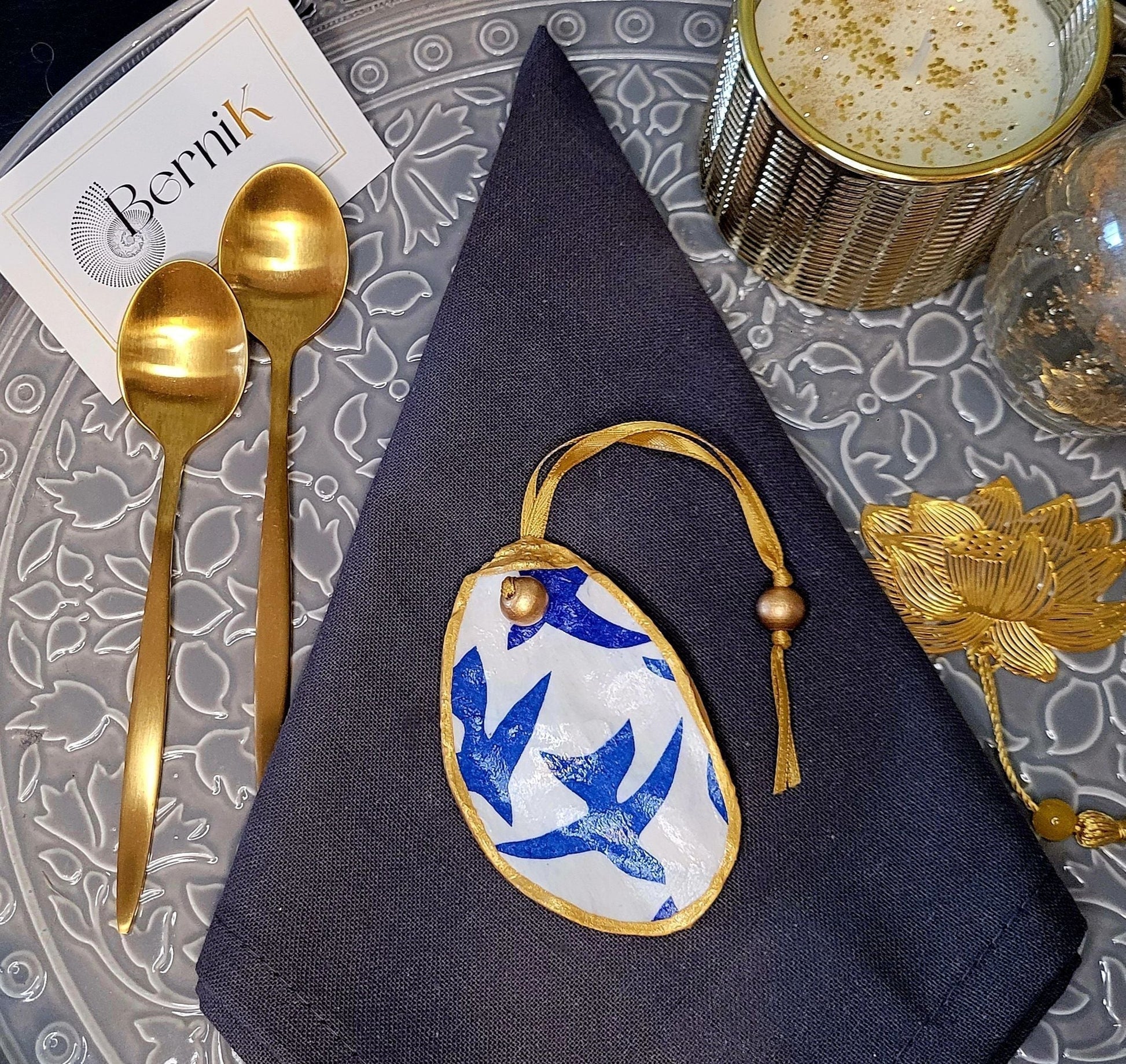 Rond de serviette pour décor marin, motif oiseaux bleus élégants.