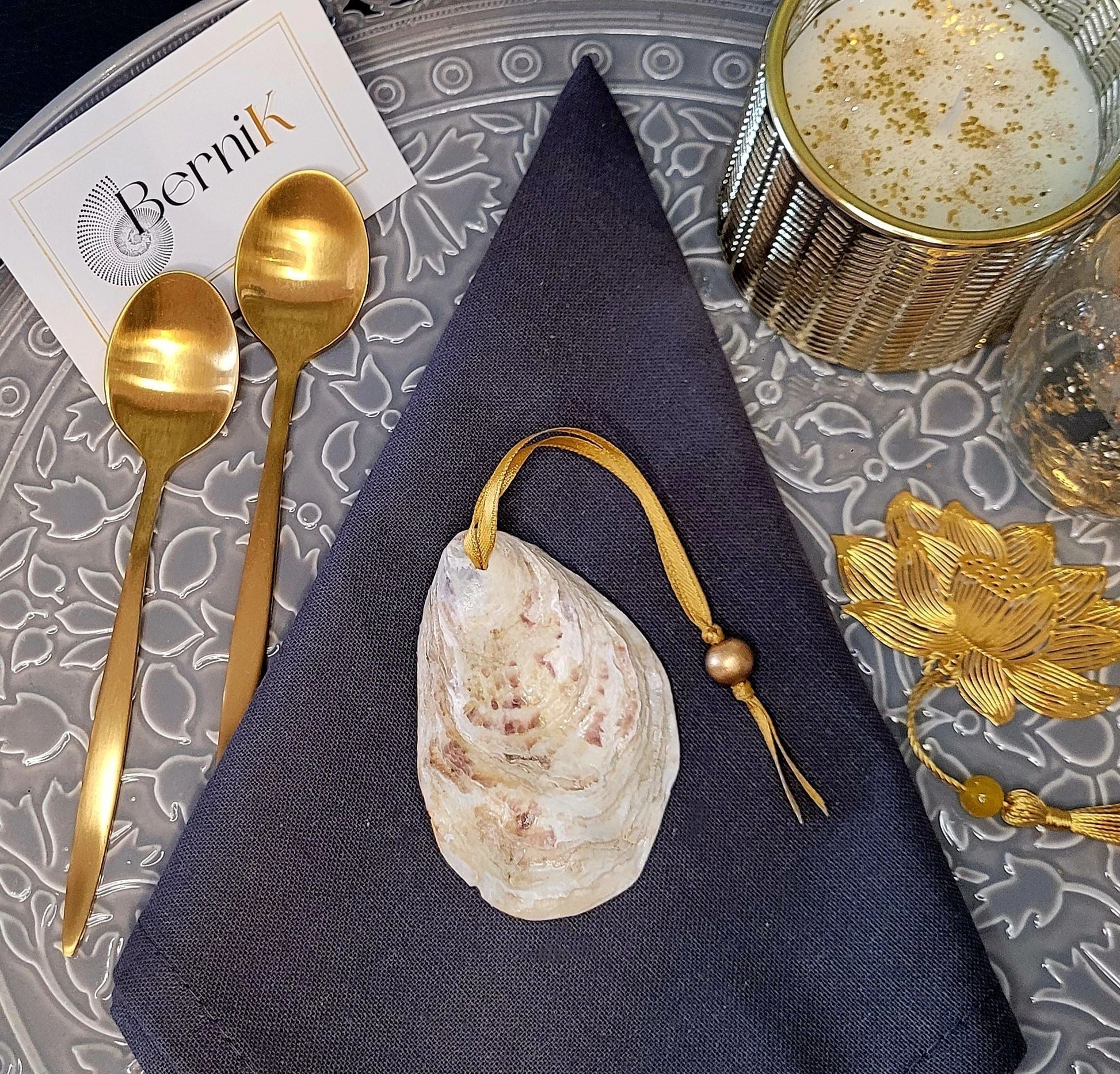 Apportez une touche naturelle et chic à votre table avec ce rond de serviette en coquille d’huître, une création artisanale Made in France.