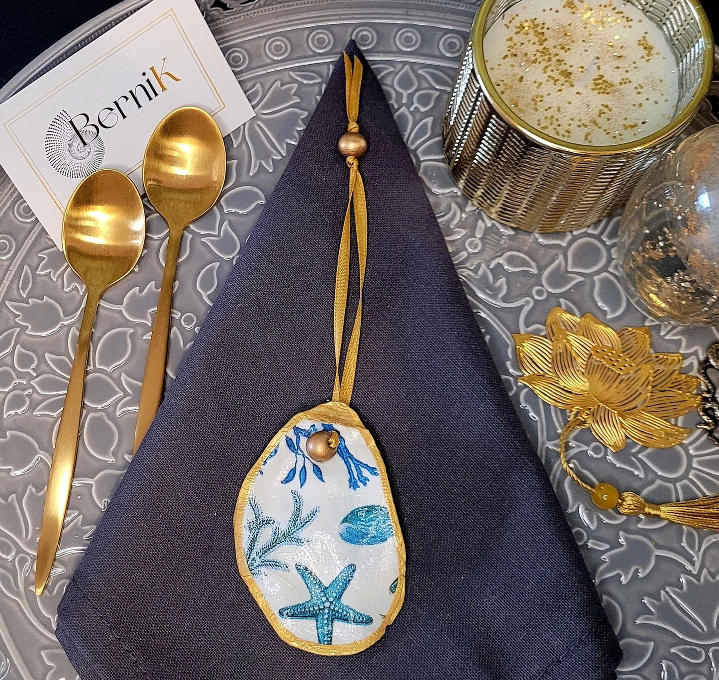 Rond de serviette artisanal en coquille d’huître, pour une décoration de table raffinée, élégante et fabriquée avec soin en France.