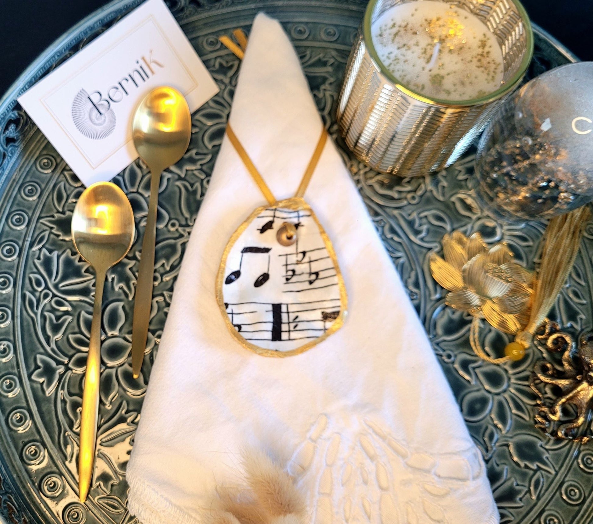 Ronds de serviette en coquille d'huître au motif musical, créations artisanales pour une ambiance conviviale et artistique sur votre table.