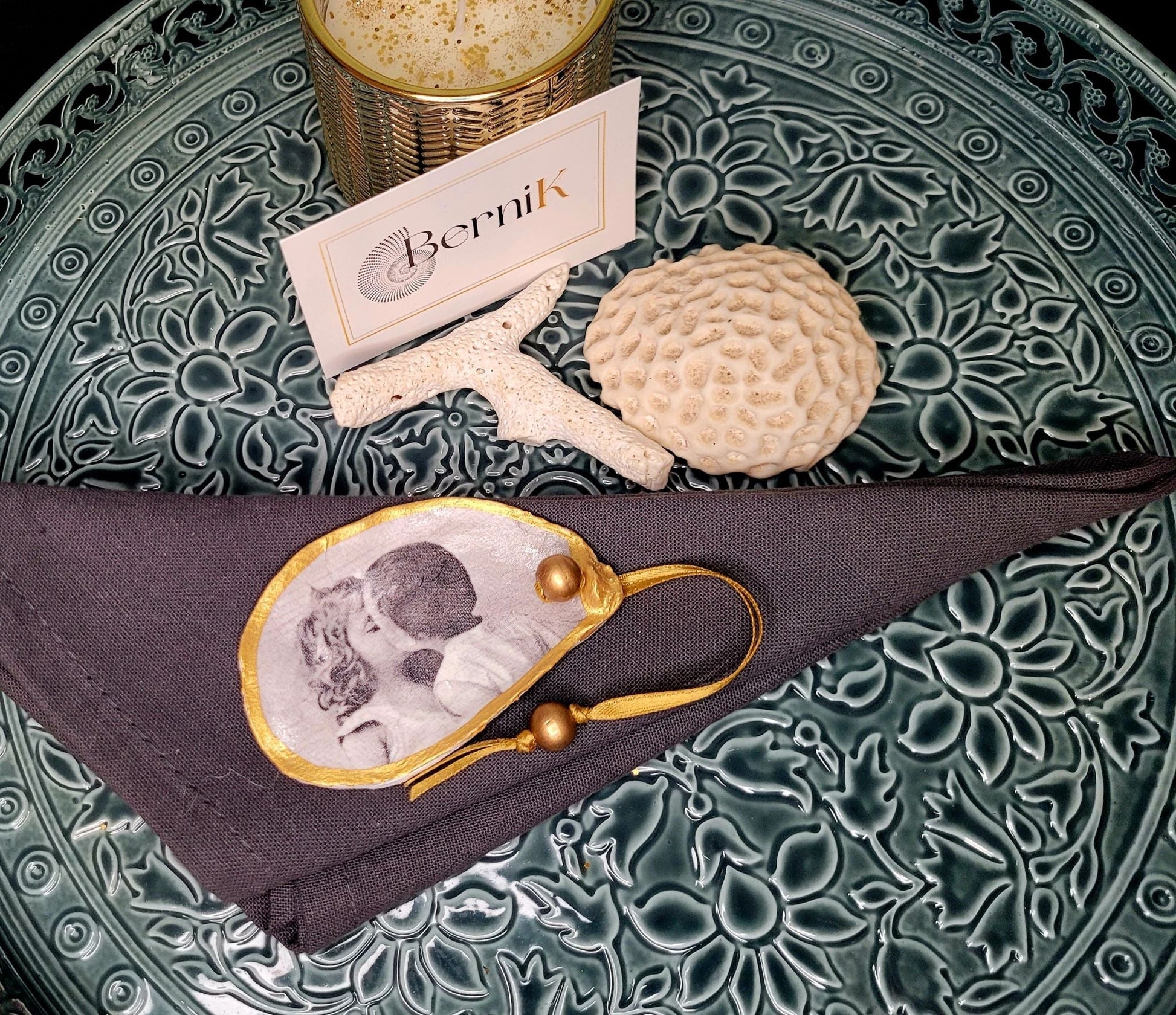 Ronds de serviette Love en coquille d'huître avec motif vintage, une touche élégante pour vos mariages ou dîners romantiques.