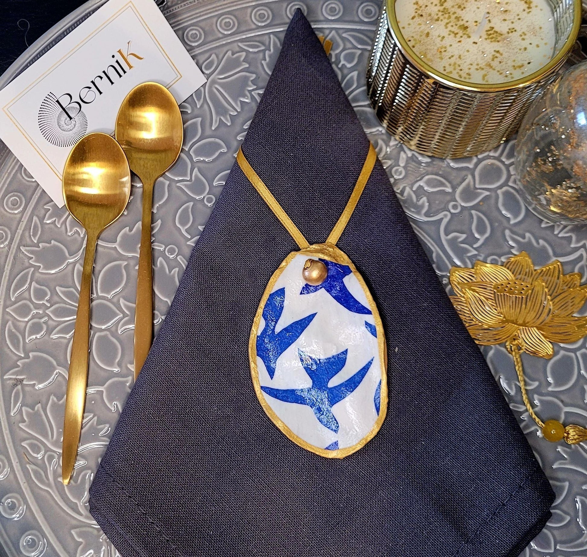 Rond de serviette en coquillage décoré de motifs oiseaux bleus, style Matisse.