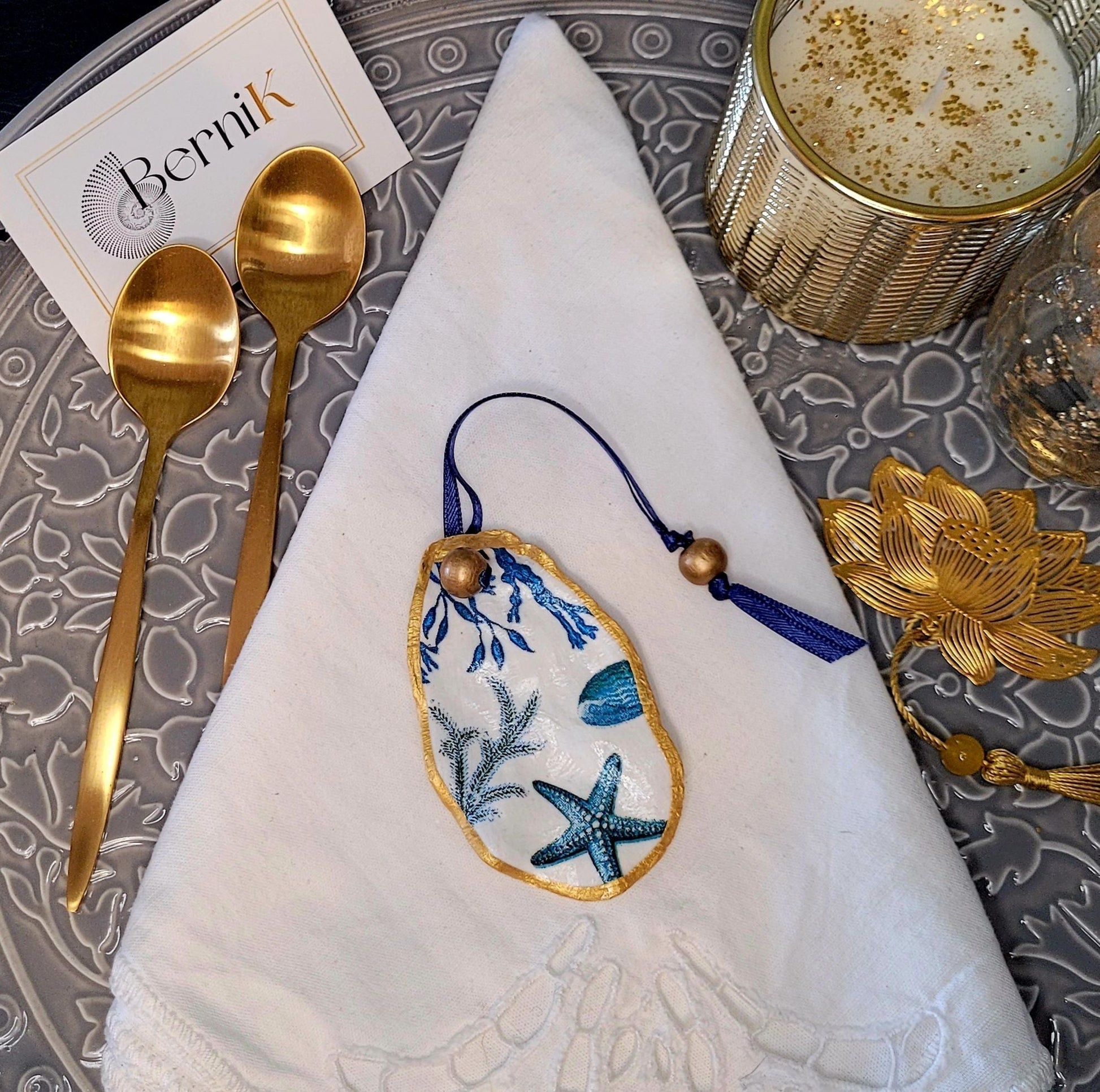 Apportez une touche artisanale à votre table avec ce rond de serviette en coquille d’huître, fabriqué en France pour un style unique.