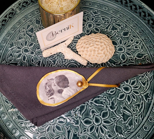 Ronds de serviette Love en coquille d'huître avec motif vintage noir et blanc, idéals pour mariages ou dîners romantiques.