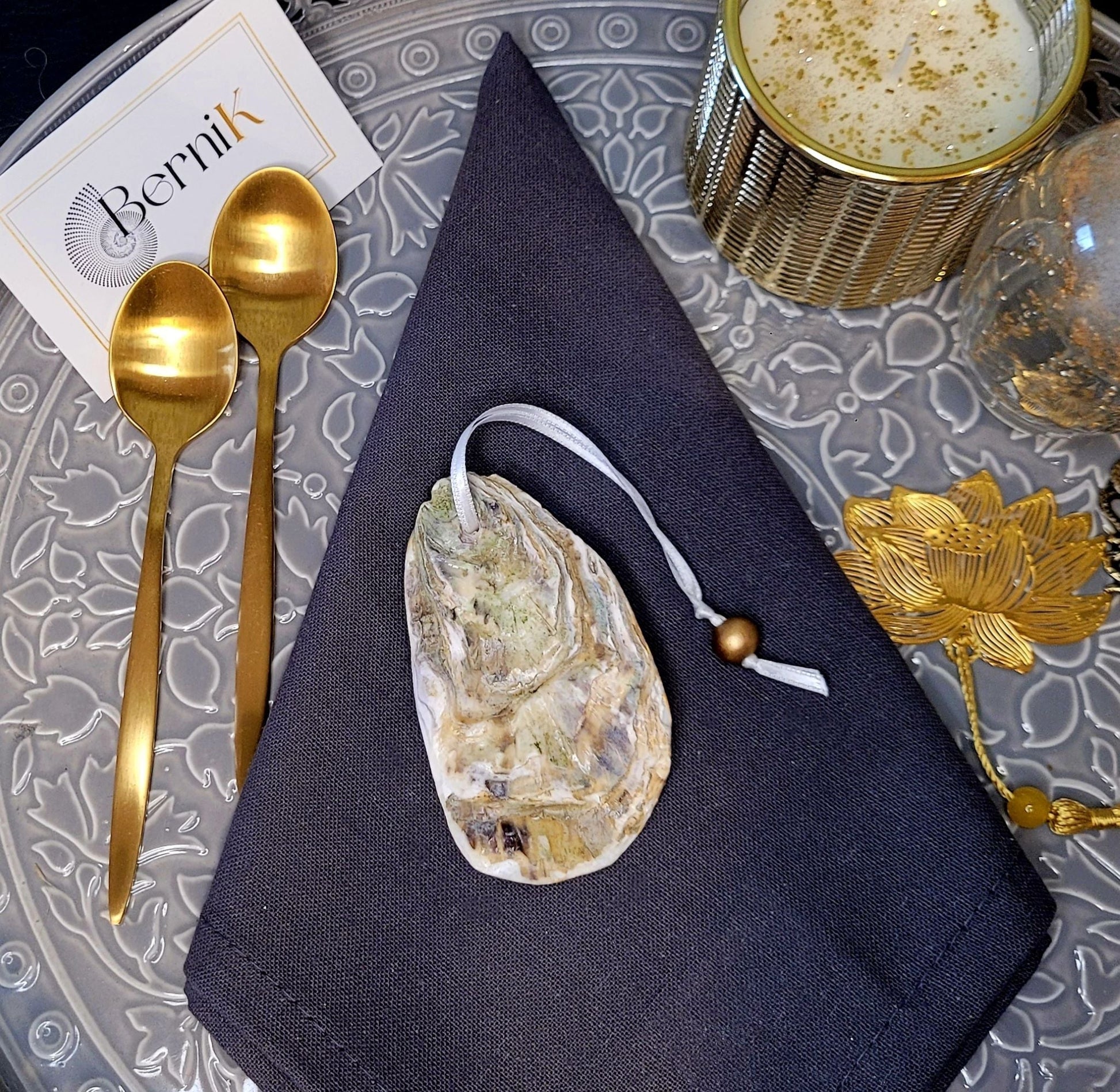 Ronds de serviette en coquille d'huître faits main, ajoutant une touche marine élégante à votre table, conçus en France.