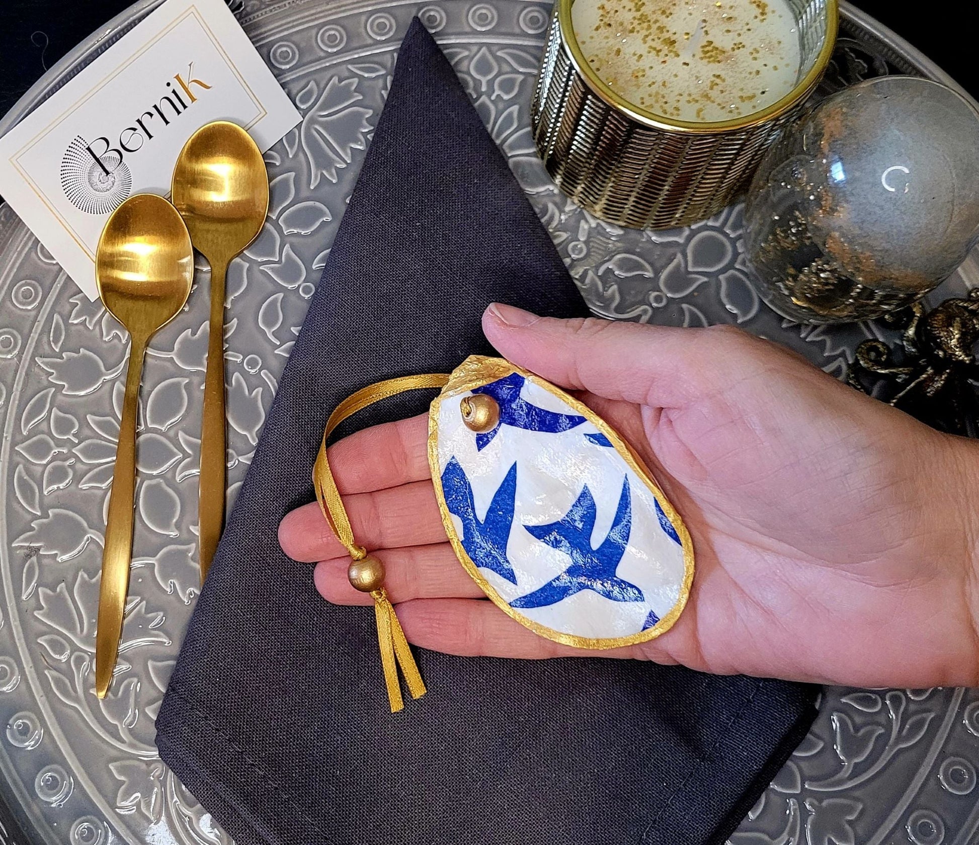 Rond de serviette unique en coquille d’huître, design poétique oiseaux bleus.