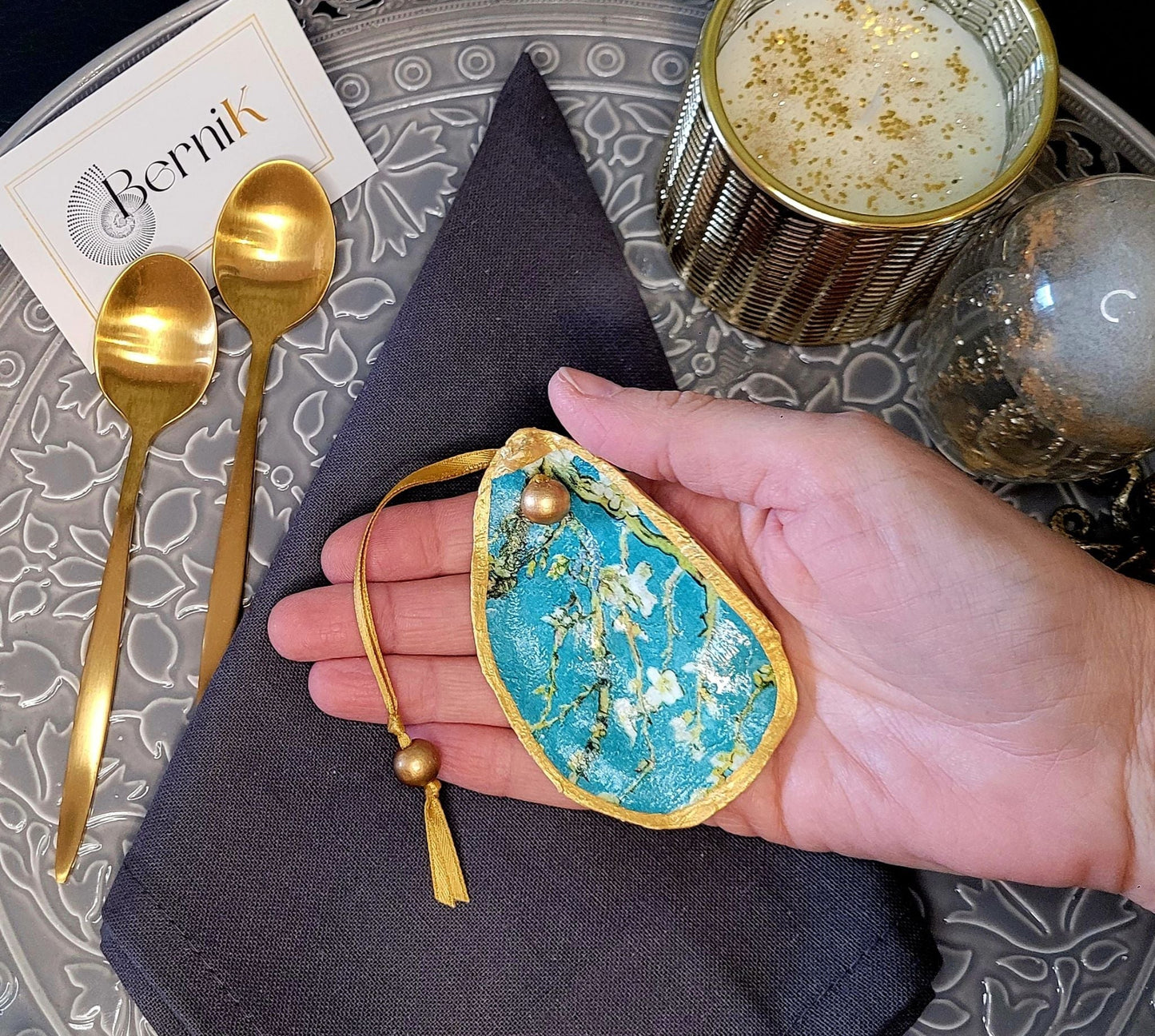 Ronds de serviette en coquille d'huître, inspirés de l'art de Van Gogh avec un motif Amandiers en Fleurs, pour une table élégante et pleine de poésie.