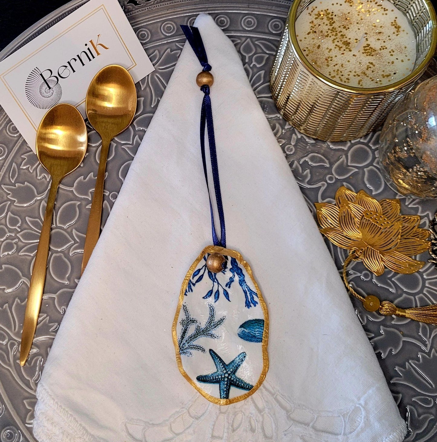 Apportez une touche de sophistication à vos repas avec ce rond de serviette en coquille d’huître, un artisanat original Made in France.