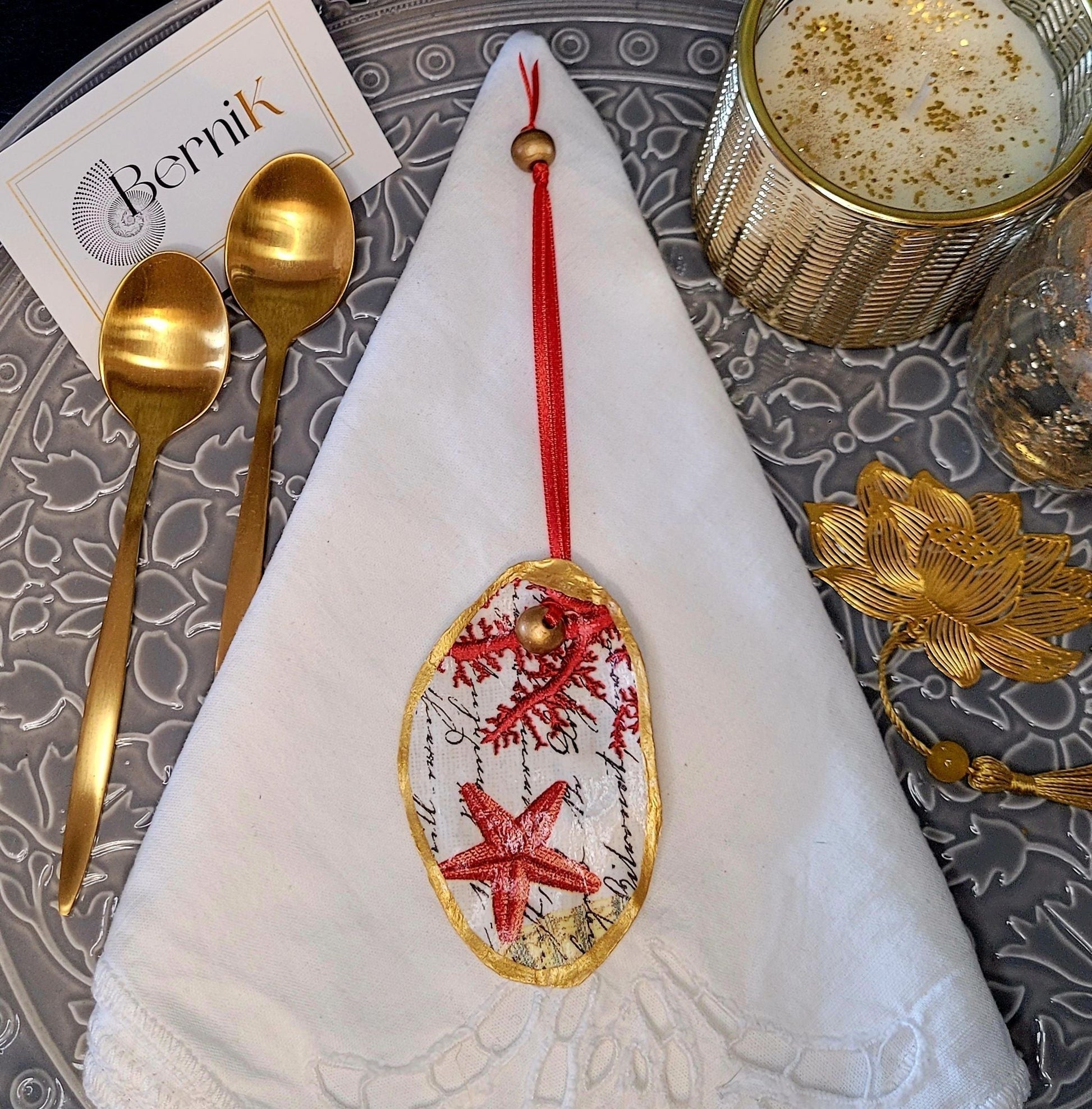 Décoration marine en coquille d’huître – Rond de serviette corail rouge.