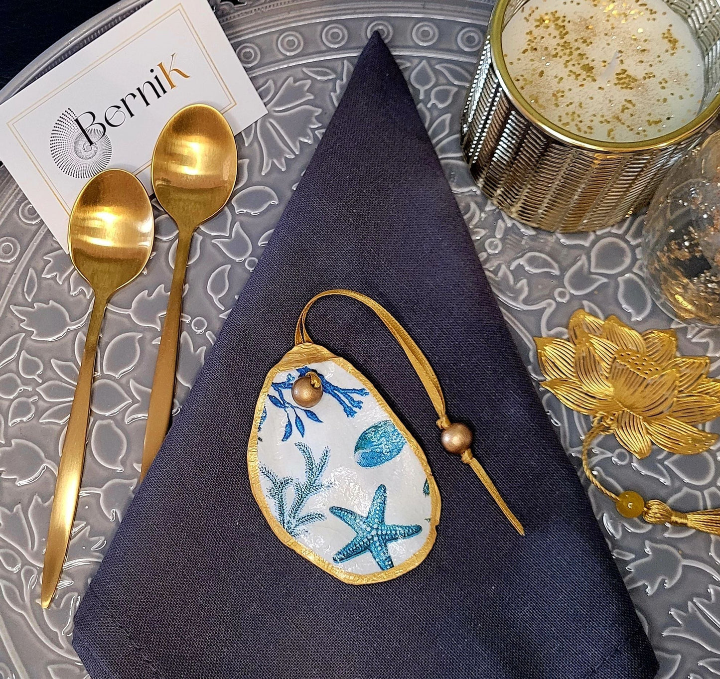 Rond de serviette en coquille d’huître, un accessoire unique et élégant pour votre table, fait main en France par une créatrice talentueuse.