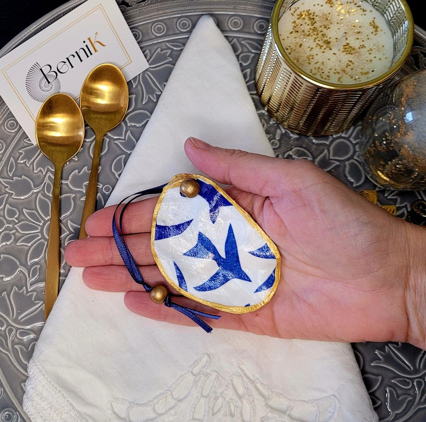 Accessoire de table raffiné en coquille naturelle, thème Matisse et oiseaux bleus.