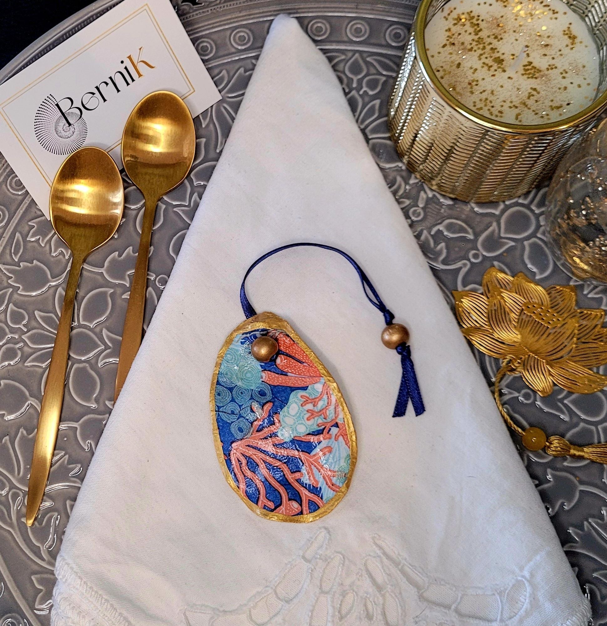 Ronds de serviette artisanaux Snorkies avec motifs de coraux rouges et bleus, apportant une touche sous-marine chic à votre table.