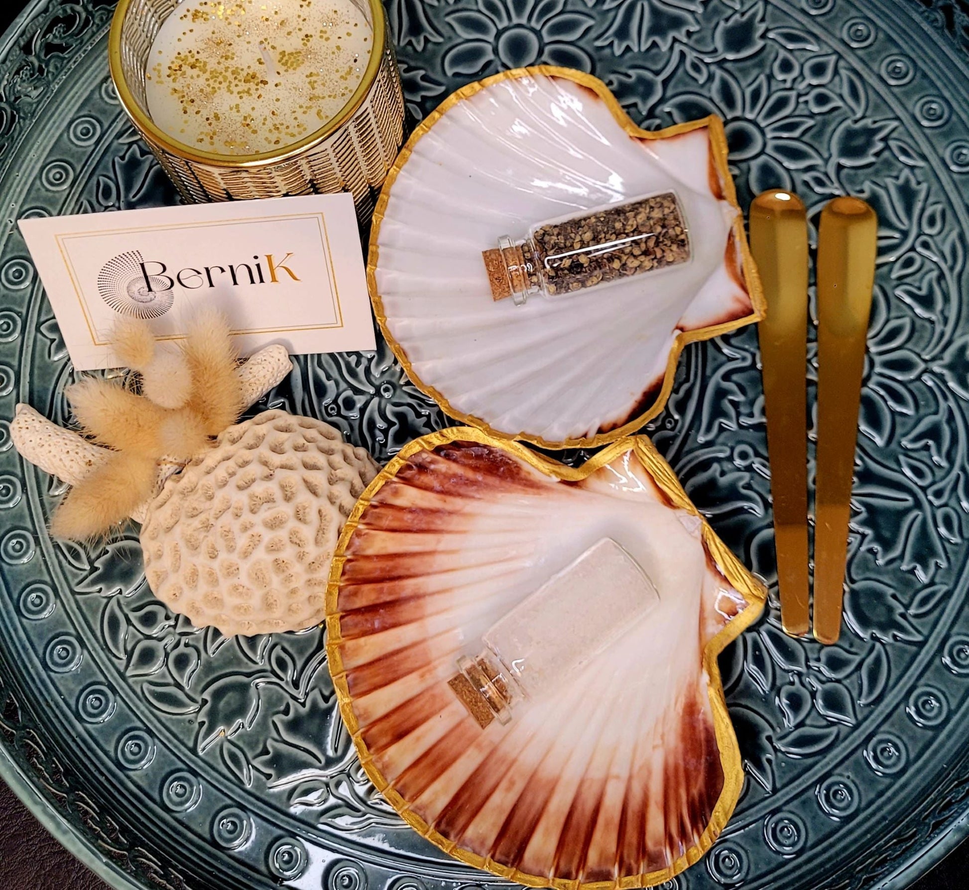 Salière et poivrière artisanale en véritable coquille Saint-Jacques, avec cuillères dorées.