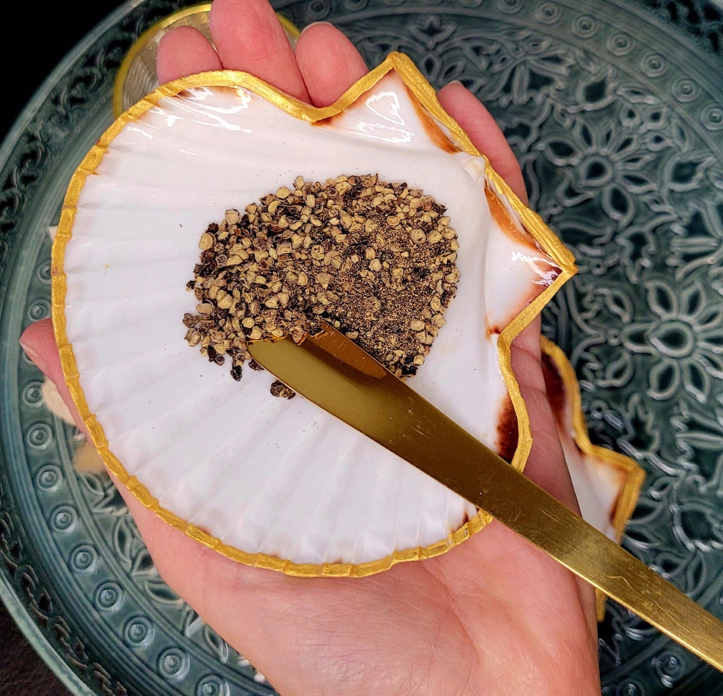 Décoration de table marine avec cet ensemble salière et poivrière en coquille Saint-Jacques.