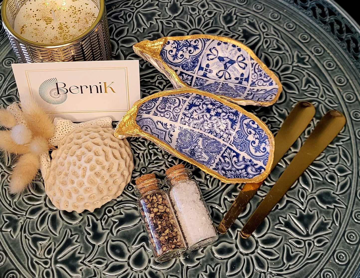 Salière et poivrière artisanales, décorées de motifs Azulejos bleus, ajoutent une touche marine élégante à votre table.