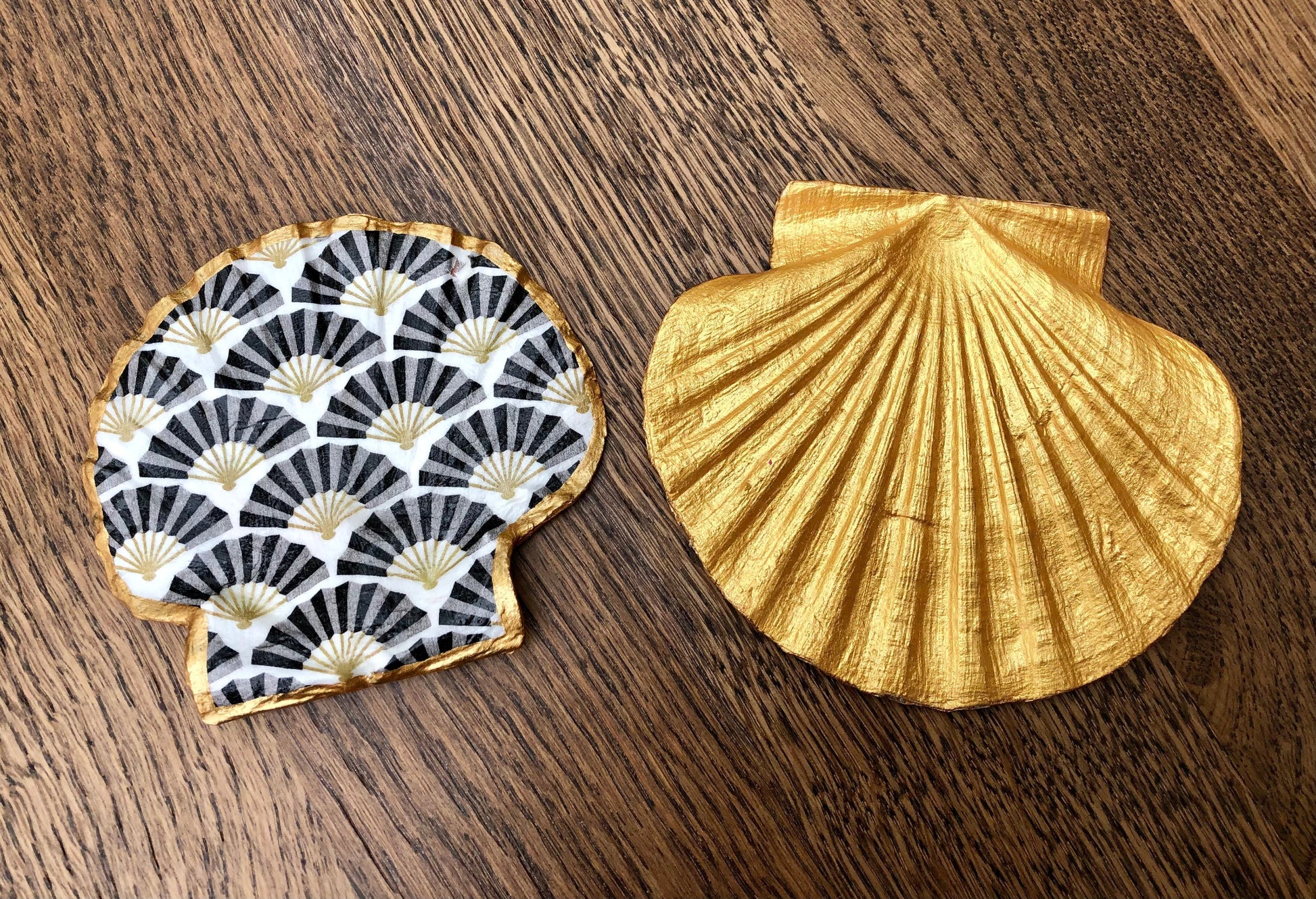 Offrez un cadeau original avec nos sous-verres en coquilles Saint-Jacques, faits main en France, écoresponsables et idéaux pour un apéro chic.