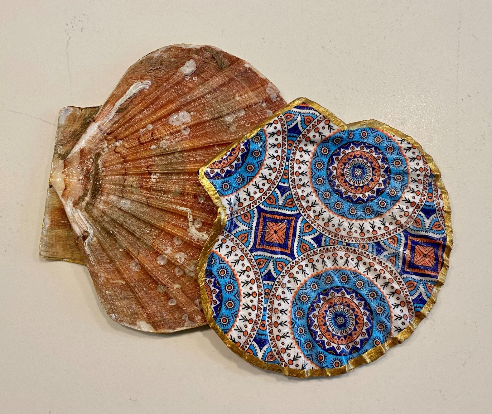 Collection Agadir : sous-verres en coquilles Saint-Jacques faits main, décorés de motifs marocains pour une touche marine chic et bord de mer.