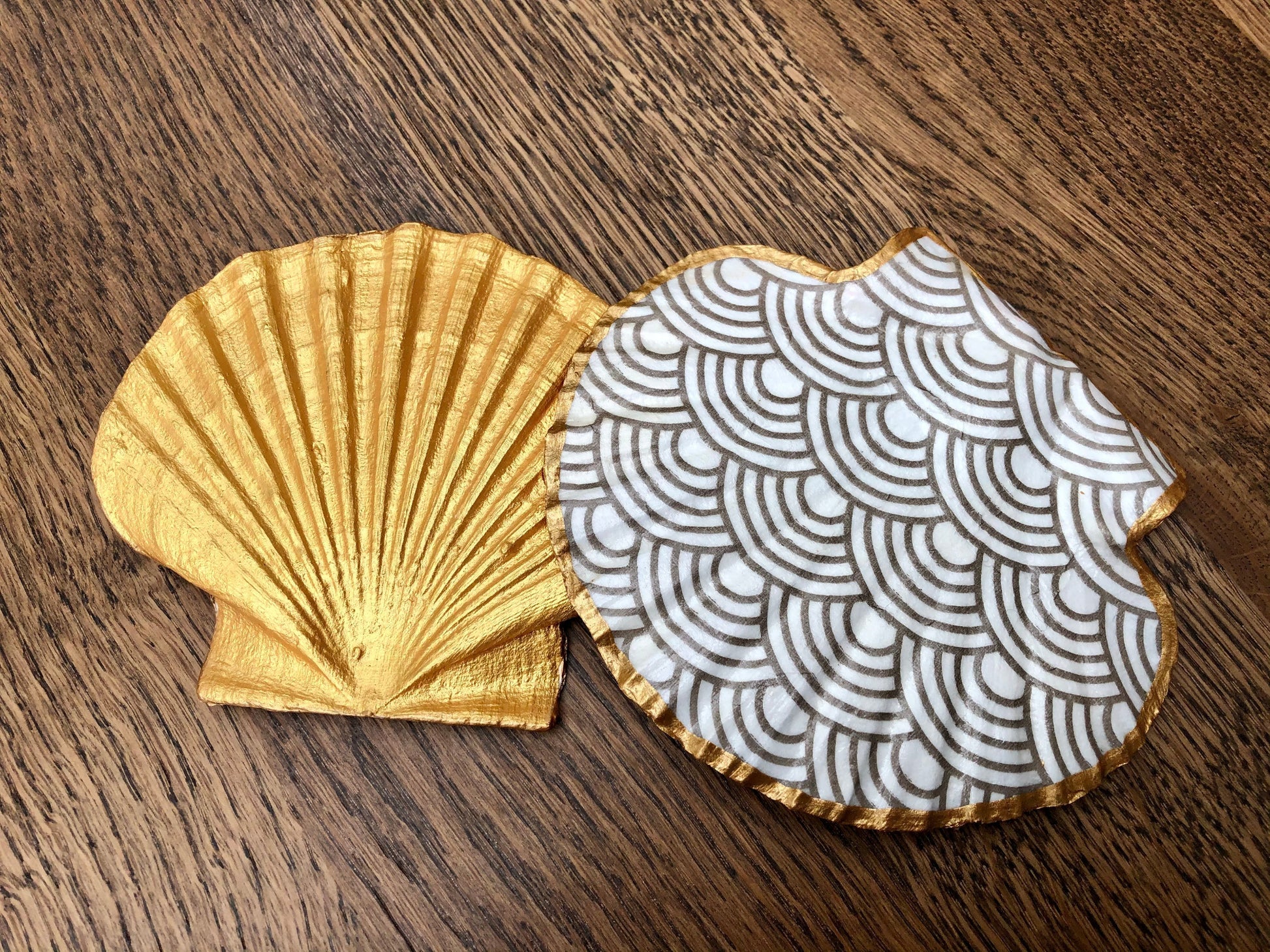 Sous-verre artisanal en coquille Saint-Jacques décorée à la main, Made in France, motif japonais graphique écaille de poisson pour une touche raffinée.