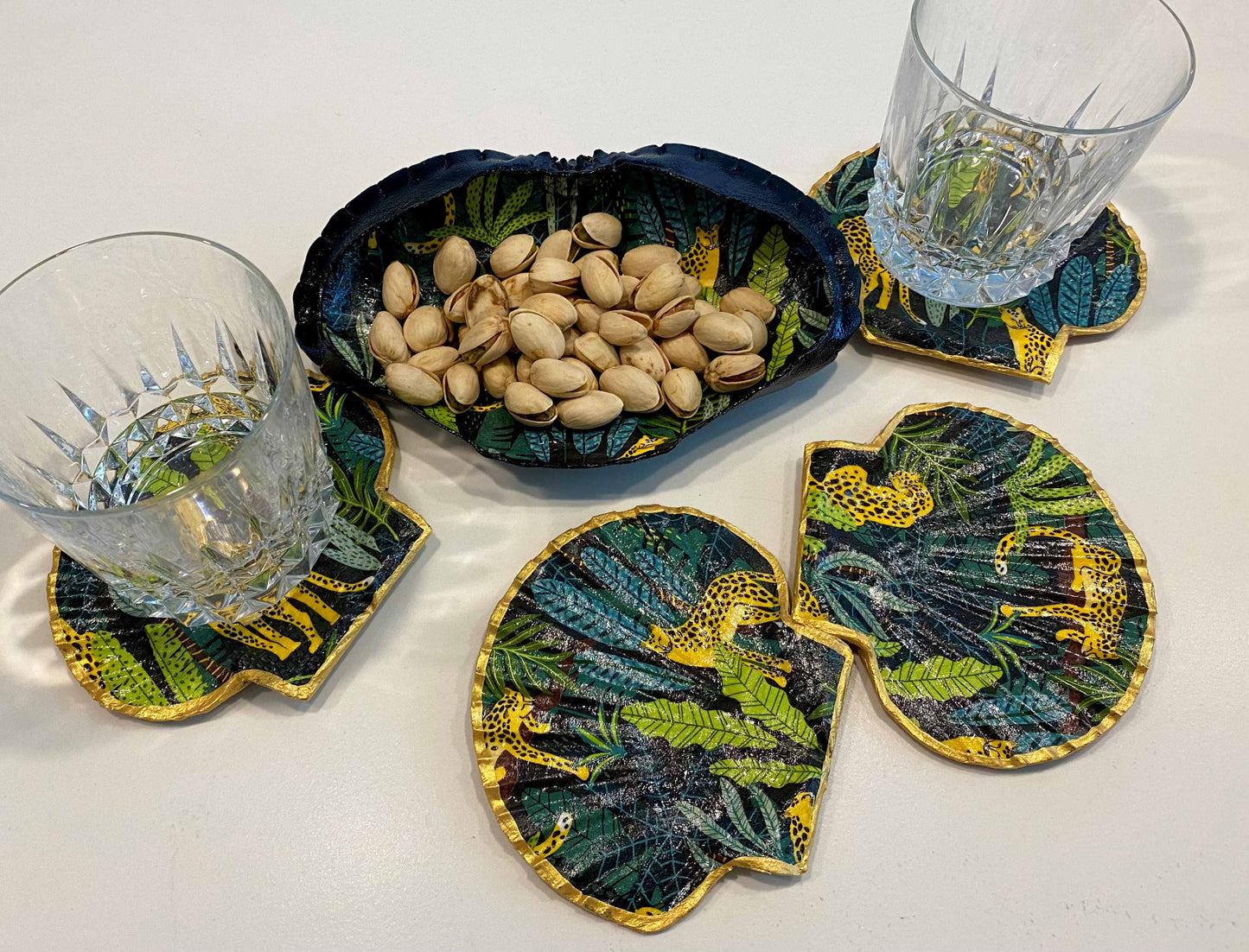 Apportez une touche marine à votre table avec nos sous-verres en coquilles Saint-Jacques recyclées, faits main en France, pour des moments mémorables.