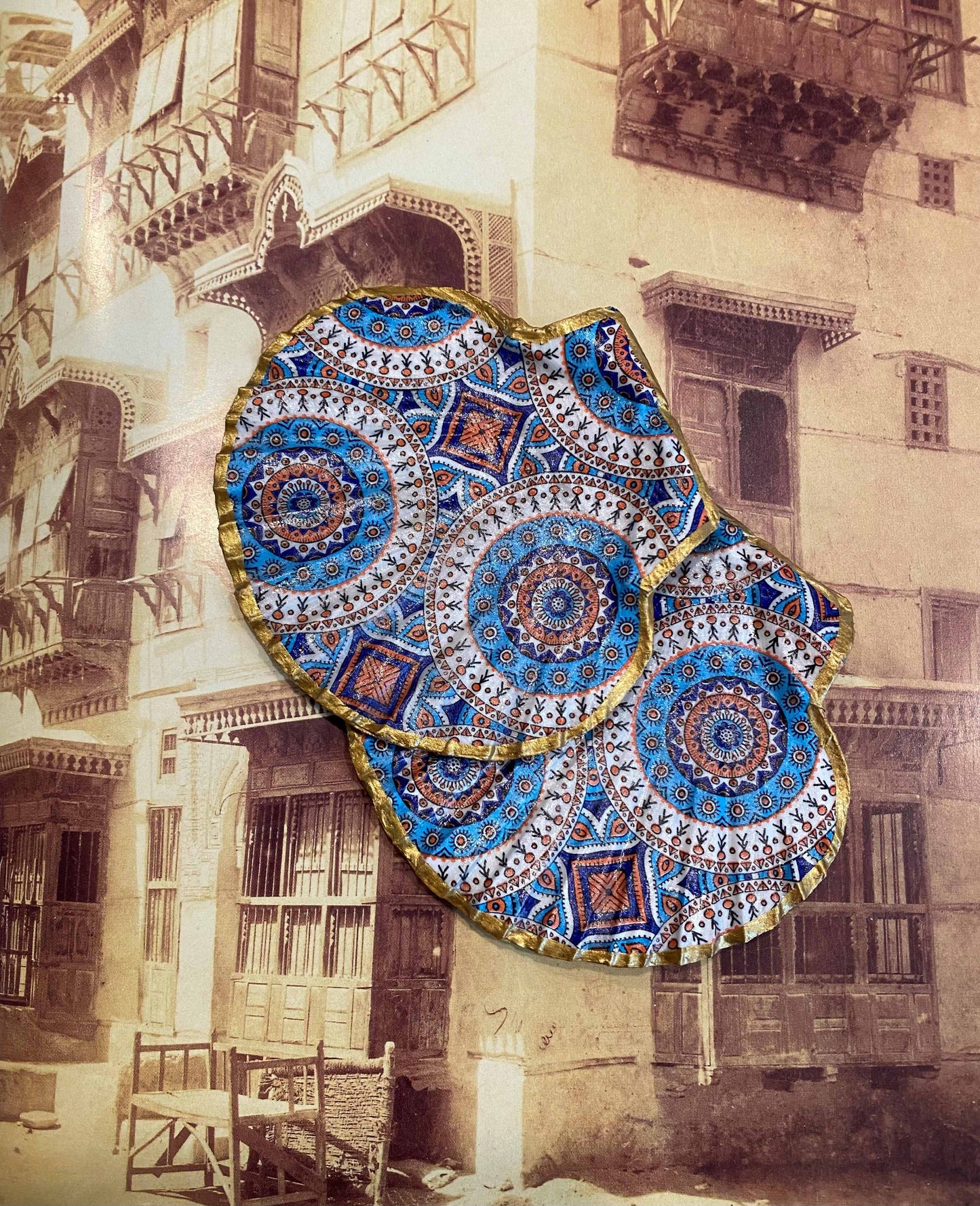 Apportez une ambiance bord de mer avec nos sous-verres en coquilles Saint-Jacques, faits main et décorés de motifs marocains. Collection Agadir.