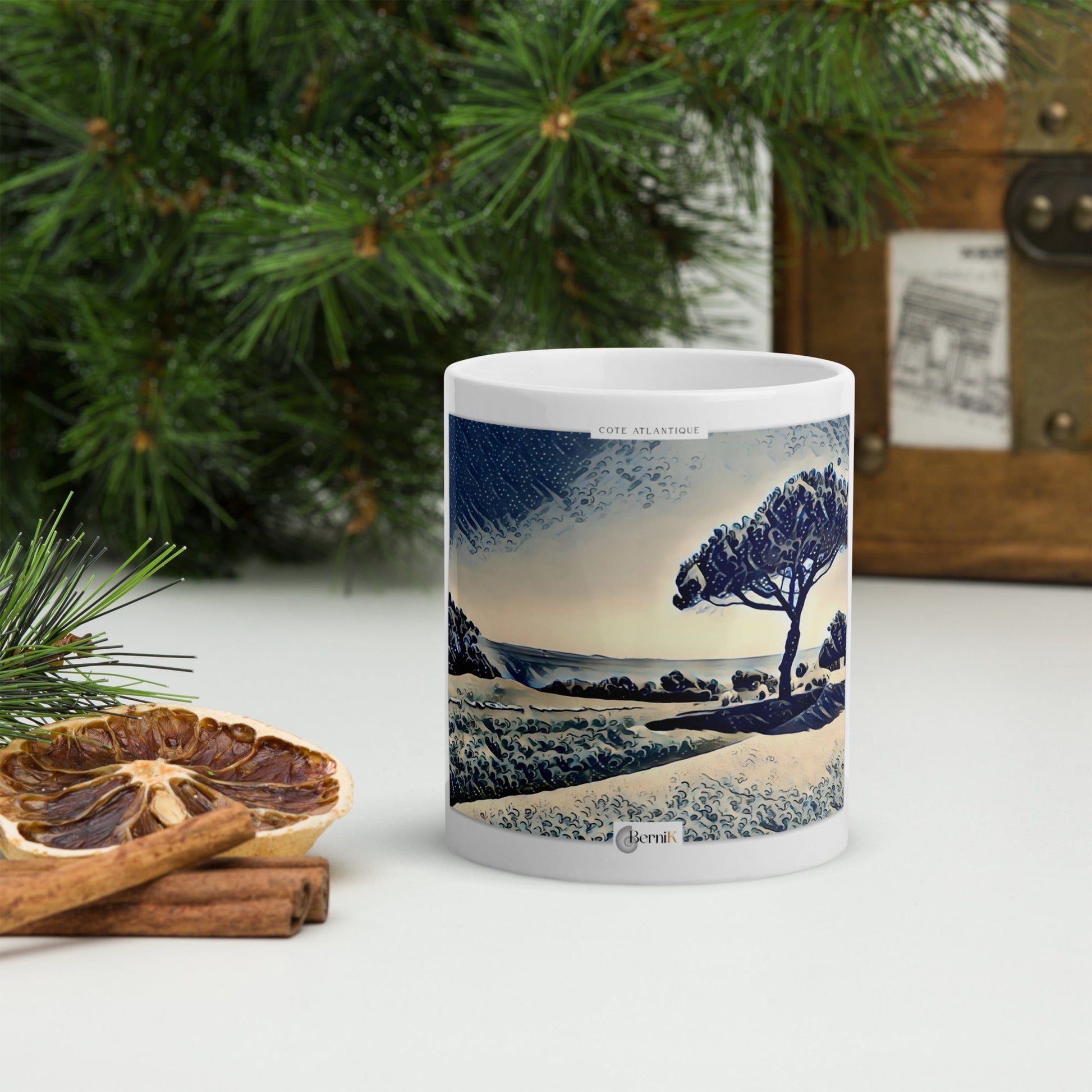 Tasse en céramique inspirée des paysages côtiers avec un pin parasol.