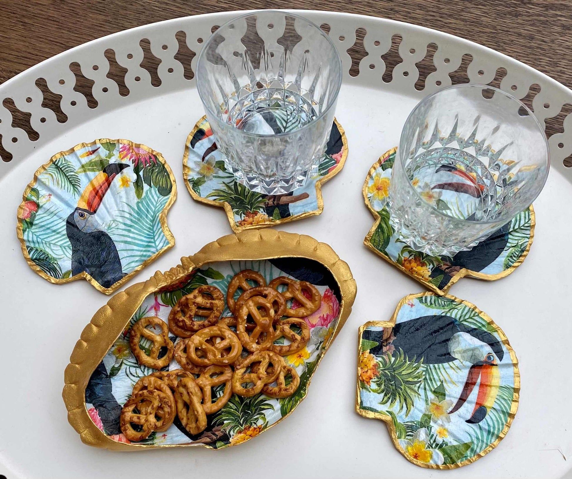 Sous-verres en coquilles Saint-Jacques, une touche chic et unique pour votre table, faits main en France, éco-responsables et élégants.