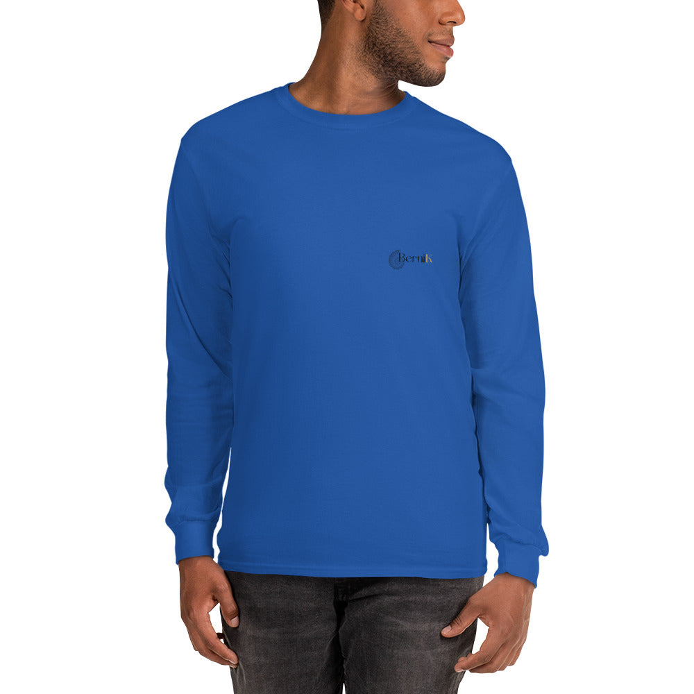 T-shirt unisexe à manches longues en coton, orné d'une illustration du Vieux Port de La Rochelle, évoquant la douceur des côtes atlantiques et son patrimoine.