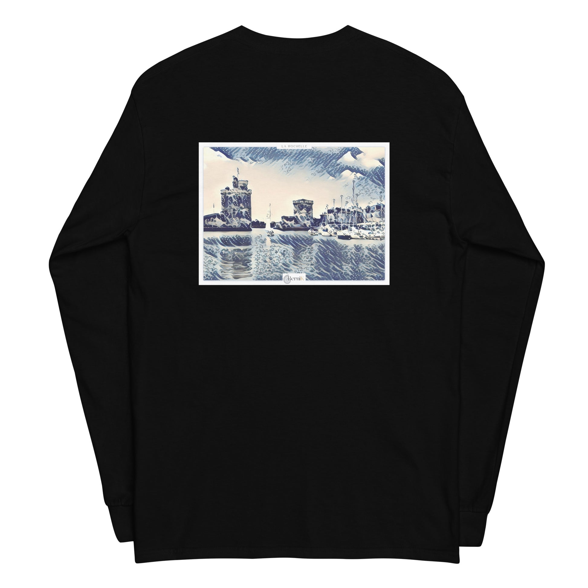 T-shirt en coton de haute qualité, décoré d'une illustration du Vieux Port de La Rochelle mettant en valeur ses tours et son ambiance maritime.