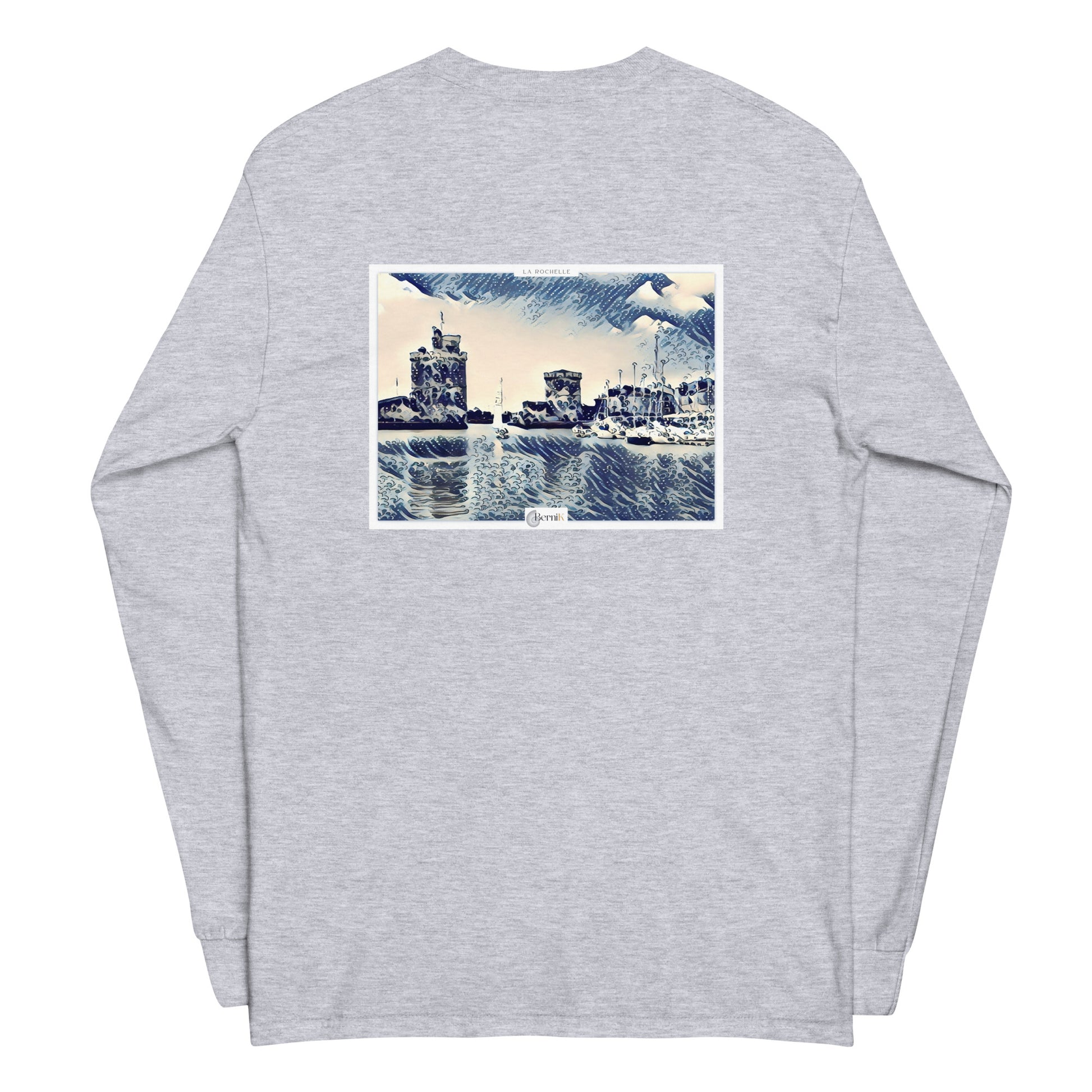 T-shirt unisexe à manches longues en coton, présentant une illustration du Vieux Port de La Rochelle qui célèbre le patrimoine historique et maritime.