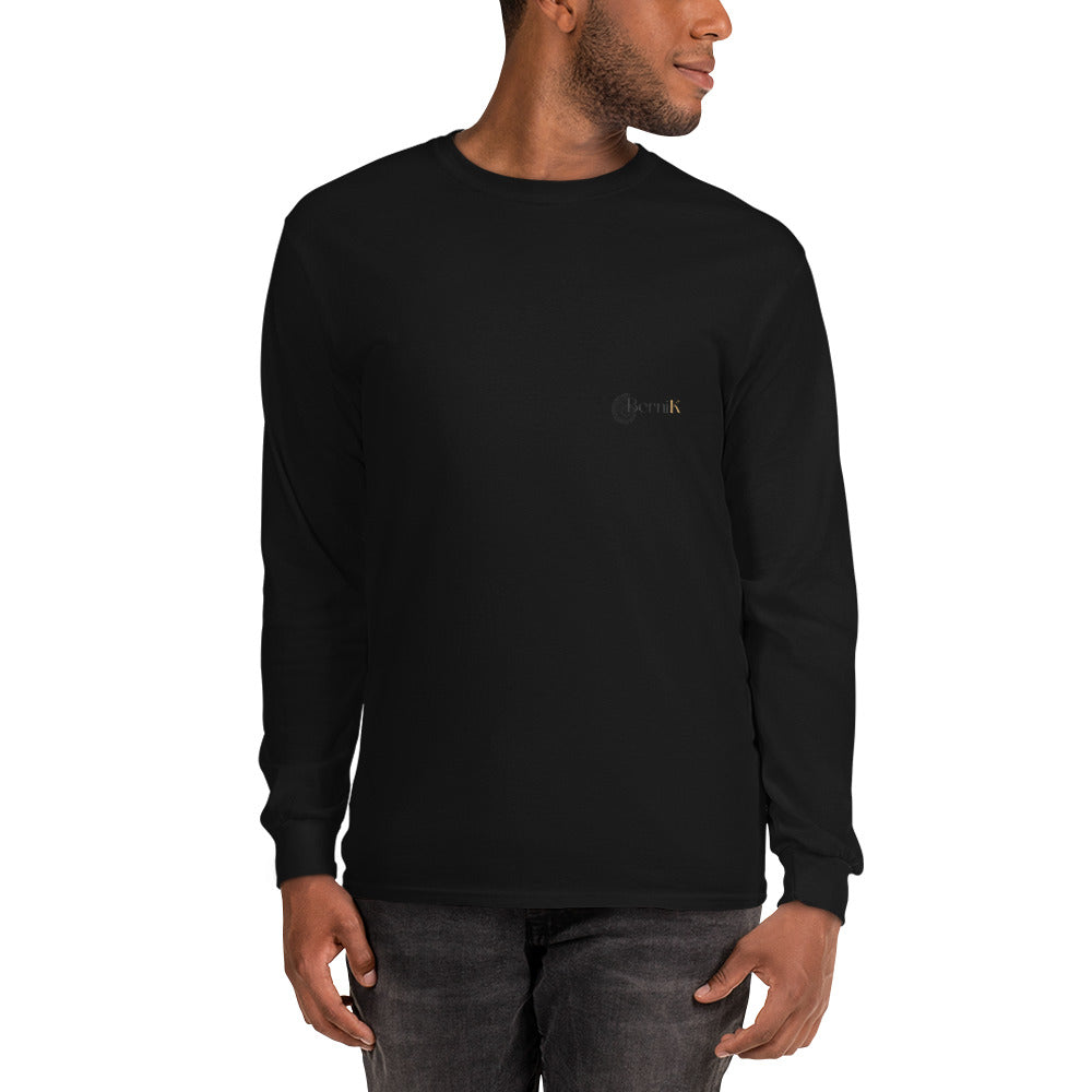 T-shirt unisexe à manches longues, orné d'une illustration panoramique du Vieux Port de La Rochelle, alliant histoire et beauté de l'océan.