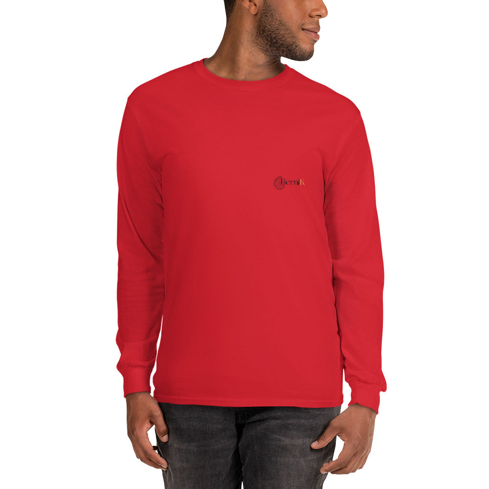 T-shirt unisexe à manches longues, présentant une vision artistique du Vieux Port de La Rochelle, où l'océan et l'histoire se rencontrent.