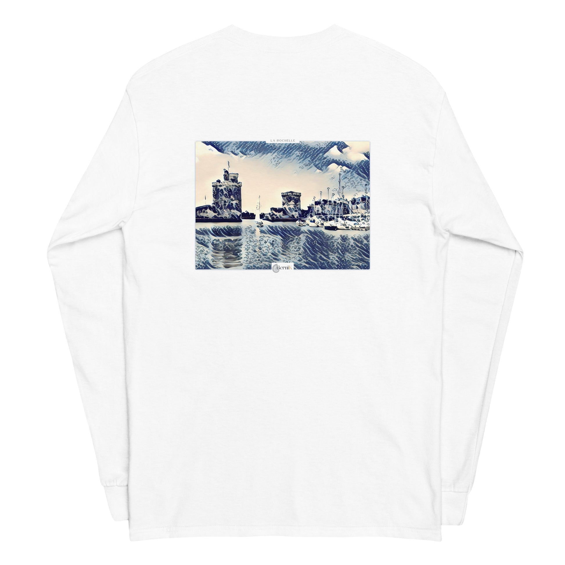 T-shirt en coton premium avec une illustration du Vieux Port de La Rochelle, invitant au voyage maritime et à la découverte des trésors de la ville.