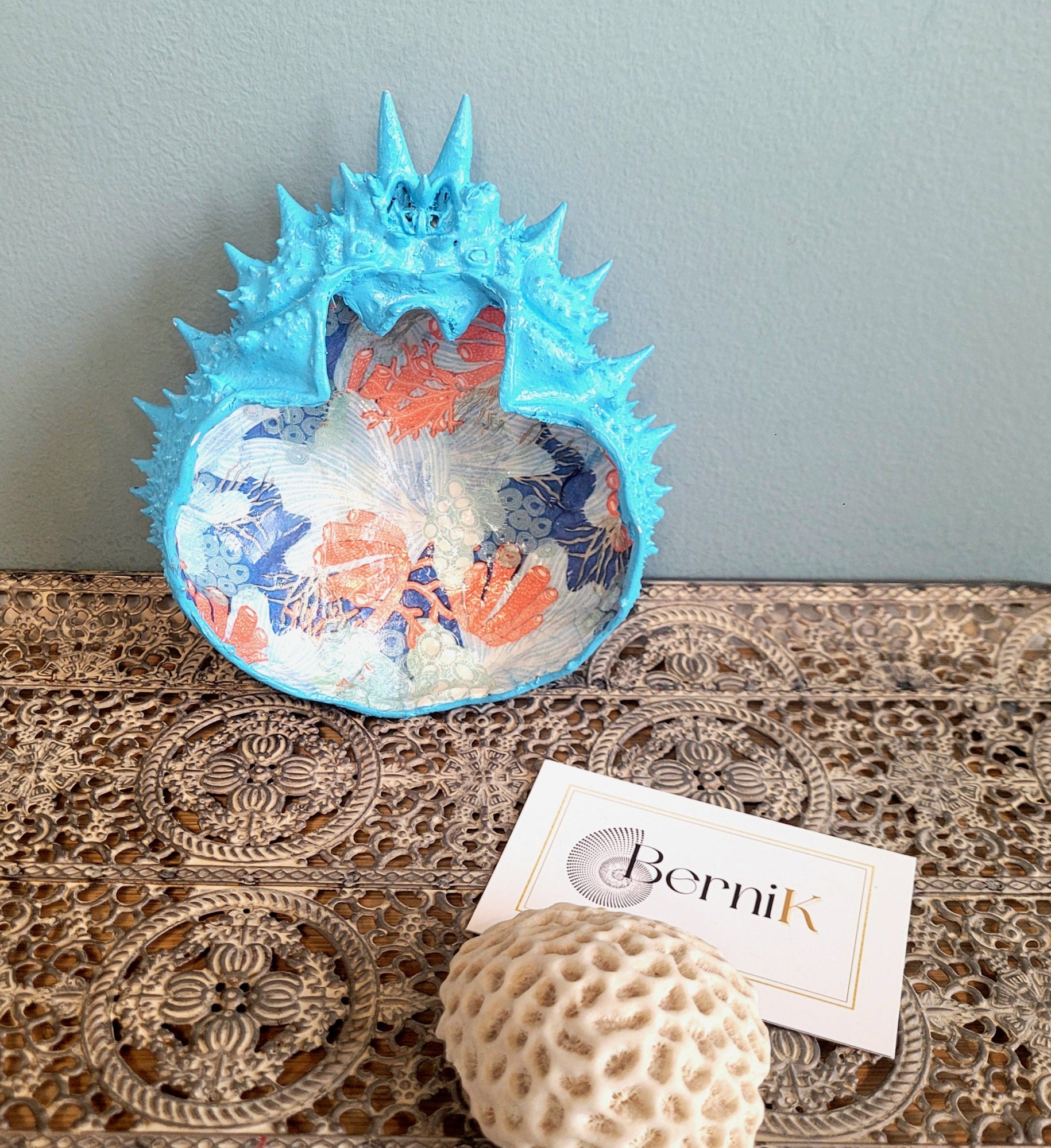 Vide-poche en carapace d’araignée de mer bleue, décoré de motifs corail bleu et orange.