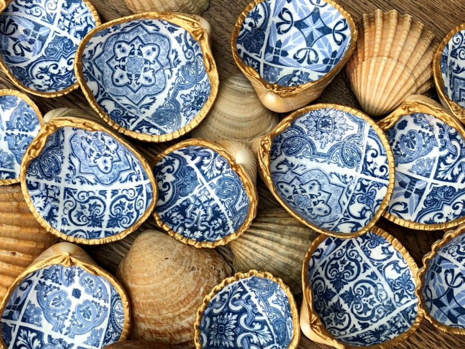 Coquillage Bucarde unique, orné d’un papier de soie portugais, idéal pour un rangement élégant de vos bijoux ou comme cadeau.