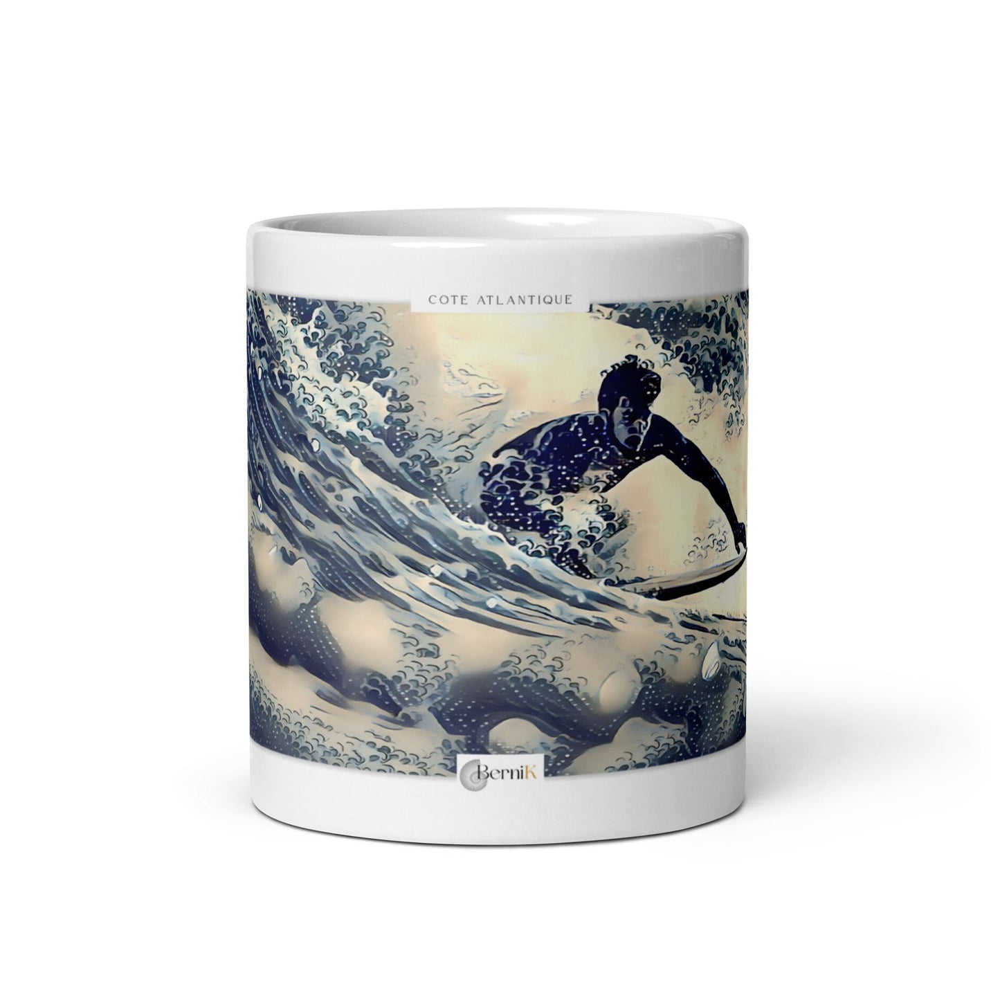 Mug blanc illustré d'un surfeur à Biarritz, défiant une vague puissante de l'océan Atlantique.