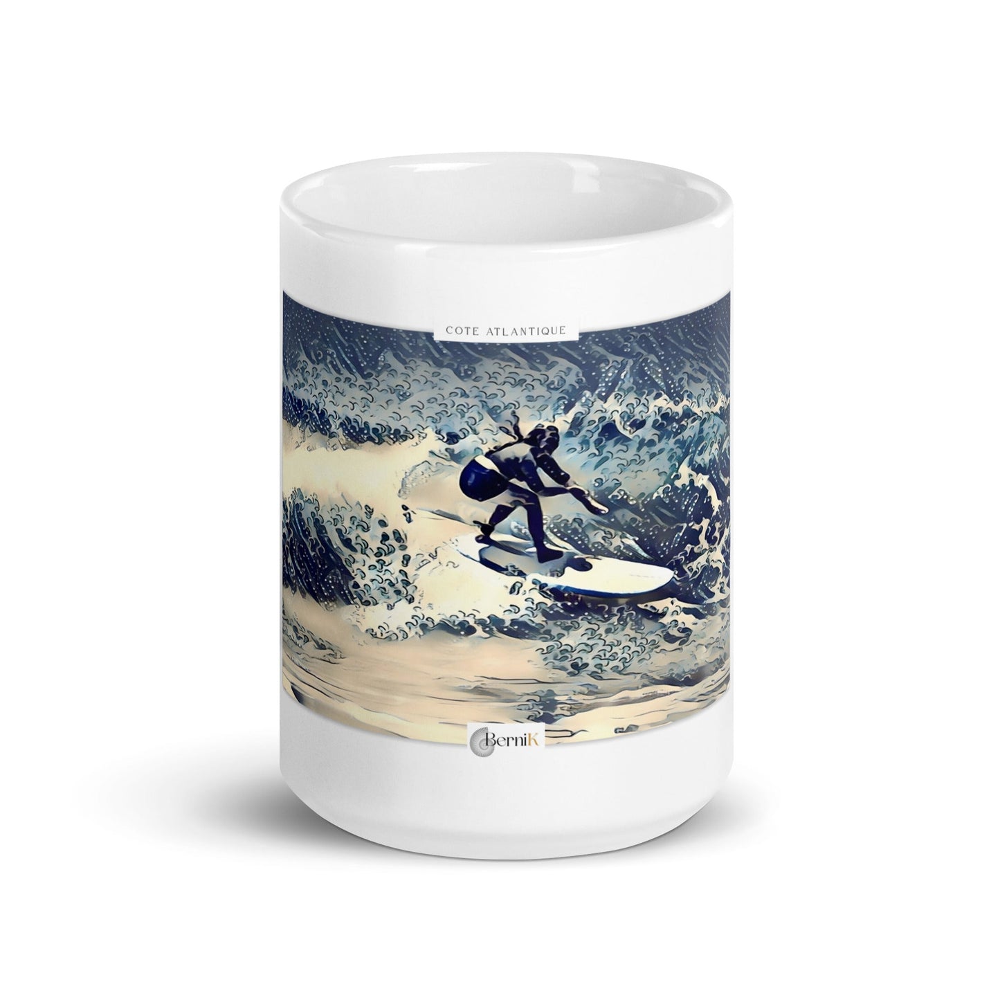 Mug illustré d'une surfeuse sur les vagues de l'Île de Ré, dans un style artistique japonais.