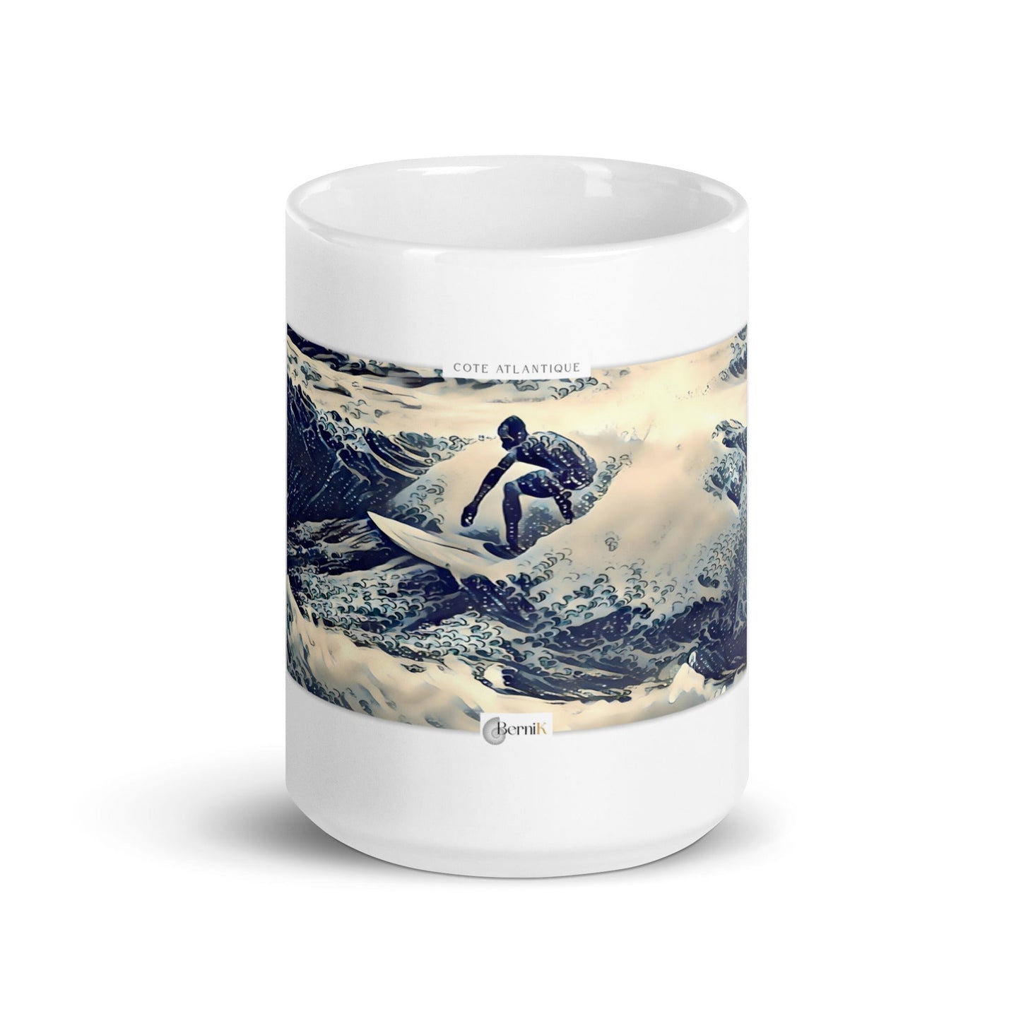 Mug en céramique décoré d'un surfeur à Seignosse, capturant des vagues dans un style estampe japonaise.