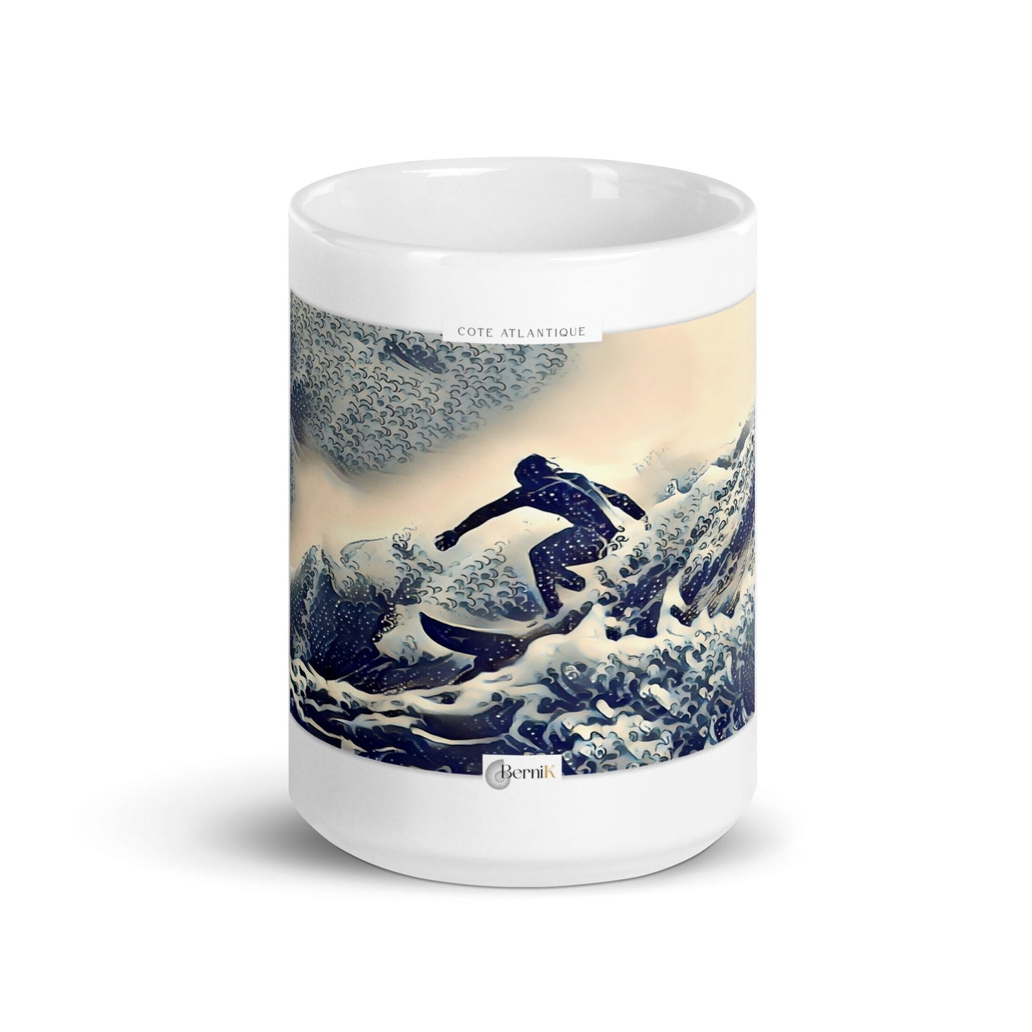 Mug décoré avec une illustration d'un surfeur à Hossegor, chevauchant une vague impressionnante de l'océan Atlantique.