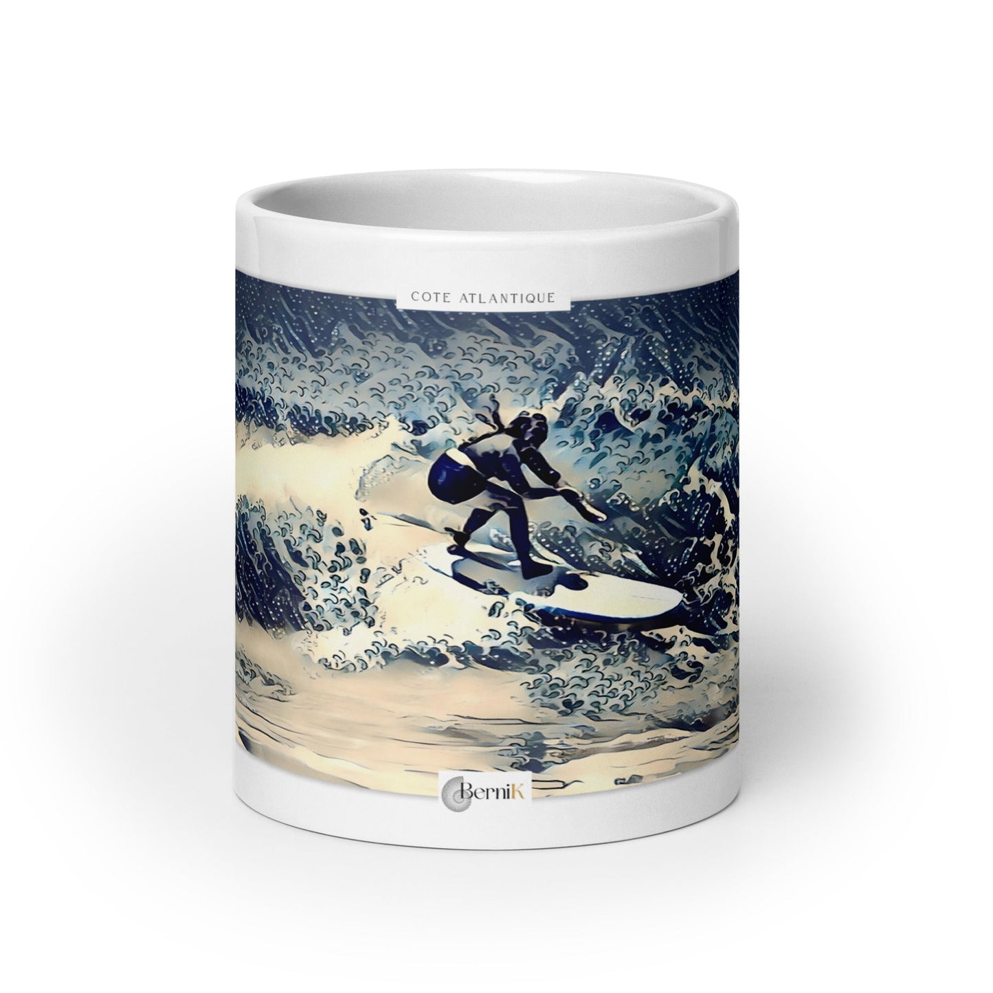 Mug en céramique représentant une surfeuse glissant sur les vagues de l'Île de Ré, inspiré des estampes japonaises.