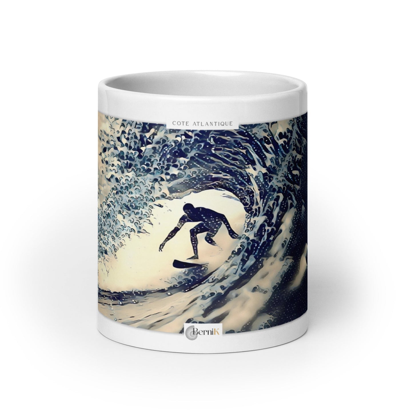 Mug artistique d’un surfeur sur une vague à Cap Breton, sur un mug blanc.