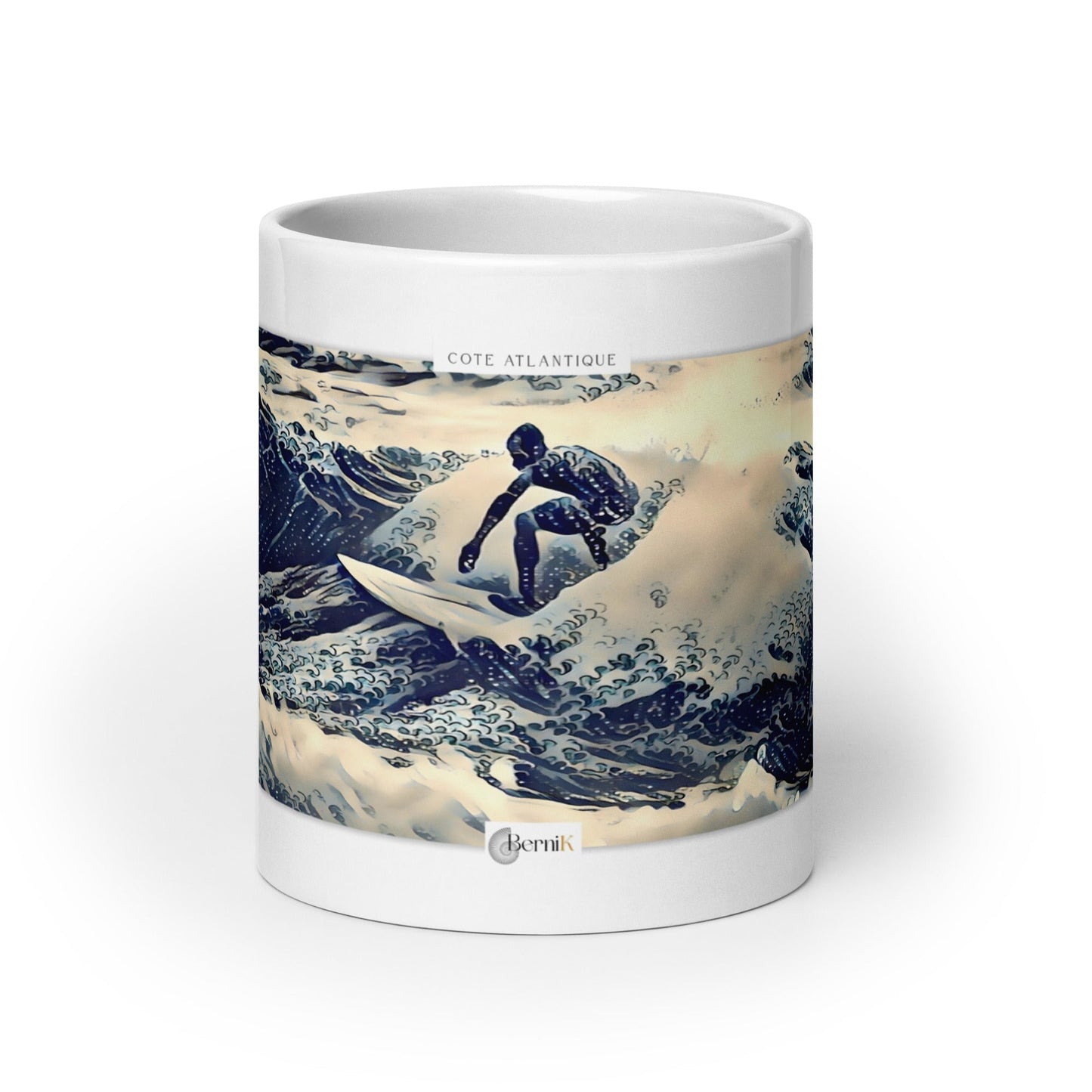 Mug illustrant un surfeur à Seignosse, entouré de vagues artistiques inspirées des estampes japonaises.