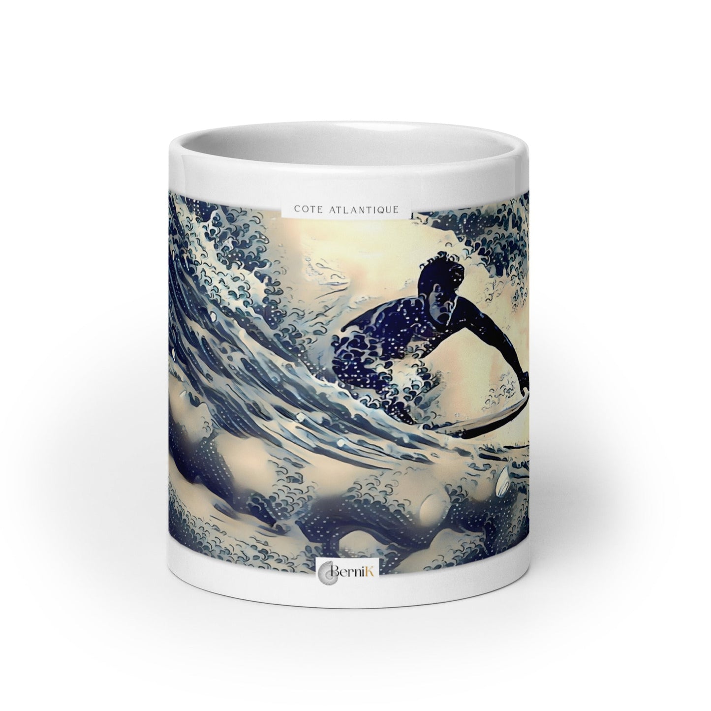 Mug blanc inspiré par la beauté de Biarritz, avec un surfeur et une vague spectaculaire.